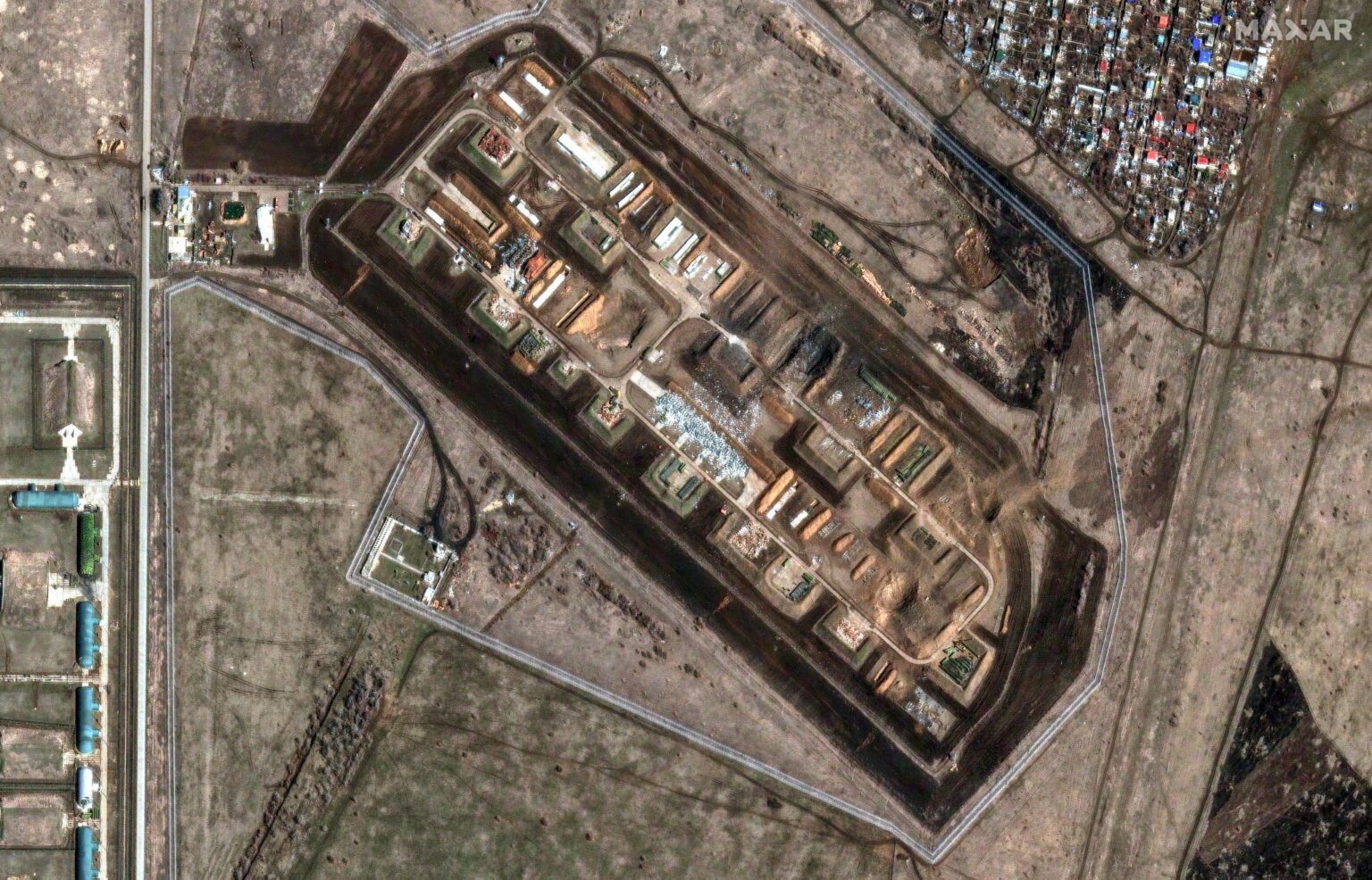 ロシアのエングルス空軍基地の新しい衛星画像（今朝から）は、1日前にウクライナのドローンに見舞われました。クレーターと破壊された建物が見えます。 3月21日の画像1-3。 2024年12月からの画像4。MaxarTechnologiesによる。