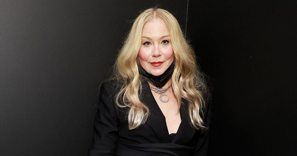 クリスティーナ・アップルゲートは、彼女が下痢と嘔吐から「30回以上」病院にいたと言います