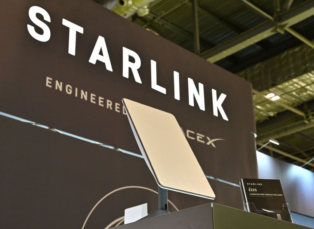 イタリアはムスクの論争の中でSpaceXとのStarlinkの購入交渉を中断します