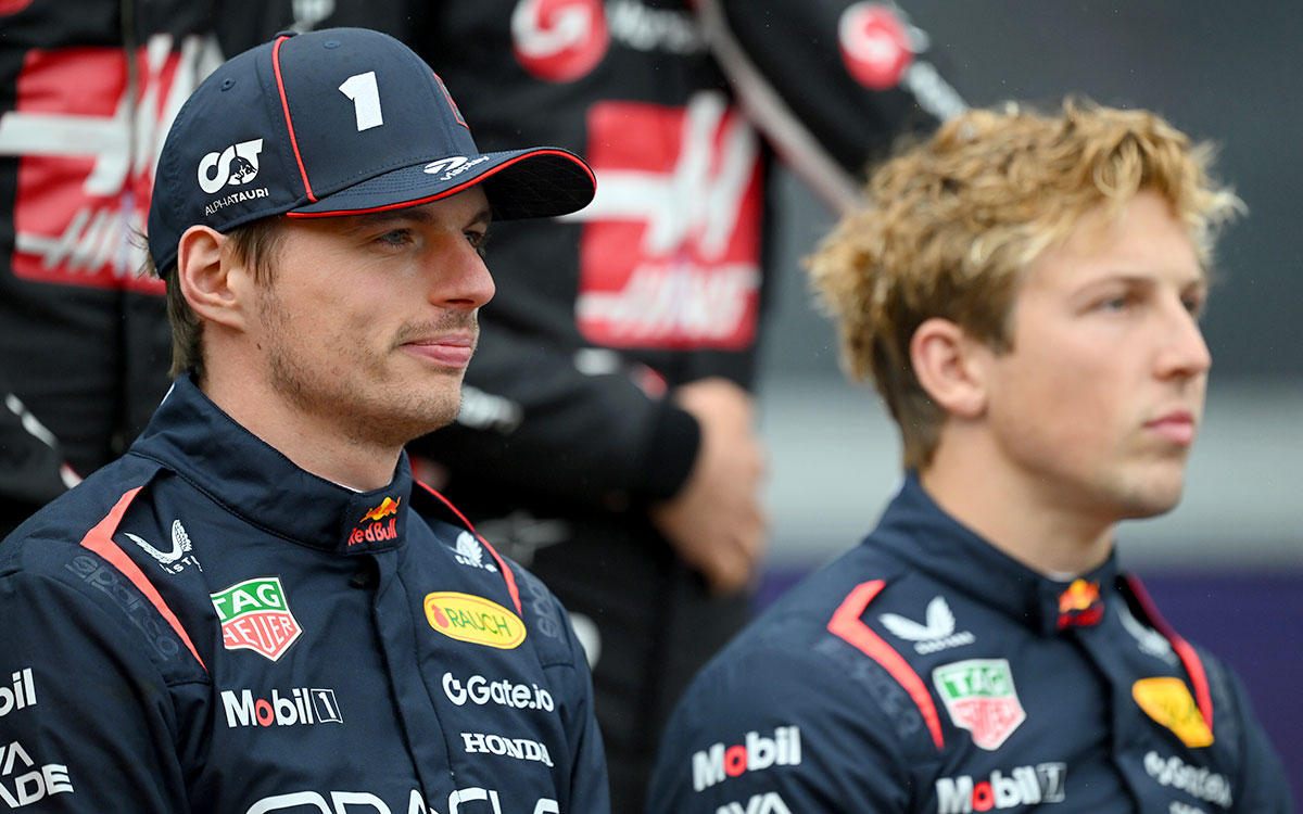 ドライバー集合写真に臨むマックス・フェルスタッペン（レッドブル・レーシング）とリアム・ローソン（レッドブル・レーシング）、2025年3月16日(日) F1オーストラリアGP（アルバート・パーク・サーキット）