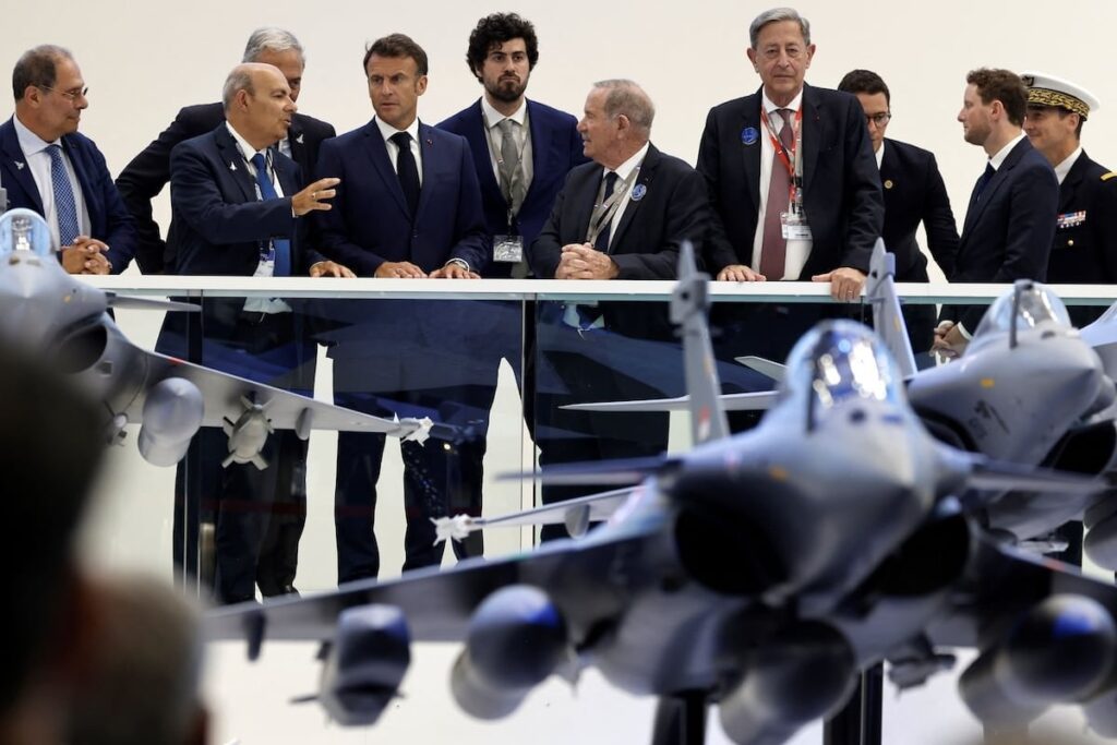 フランスは、マクロンがヨーロッパの核傘を浮かぶため、キャンセルされた米国の援助を交換するためにウクライナとインテルを共有しています