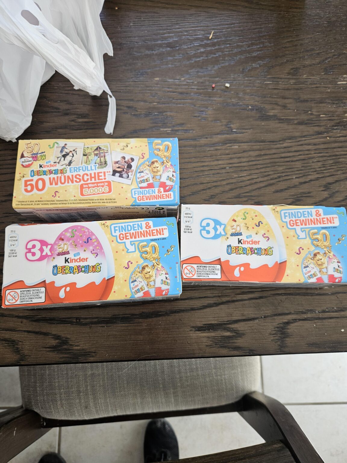 オマは私に12月に彼女の旅行からいくつかのグッズを密輸しました