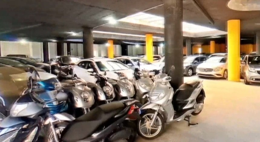 カセムの住宅のための変換された車のスタンド