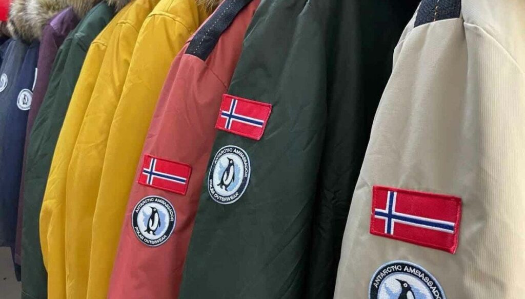 ノルウェーの旗は、クルスクの突風をかき立てます