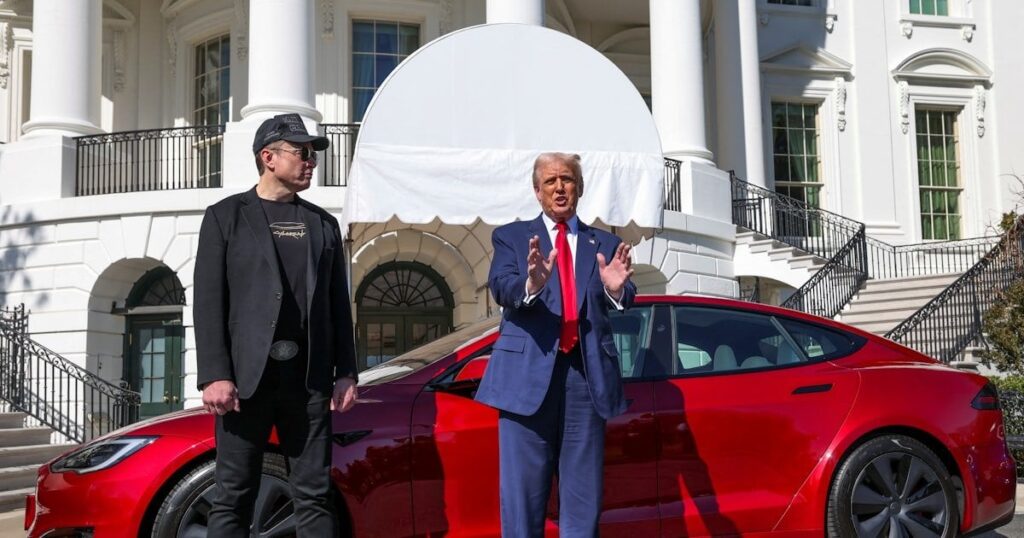 トランプ大統領、テスラ車を購入 ボイコットは「違法」 - 日本経済新聞