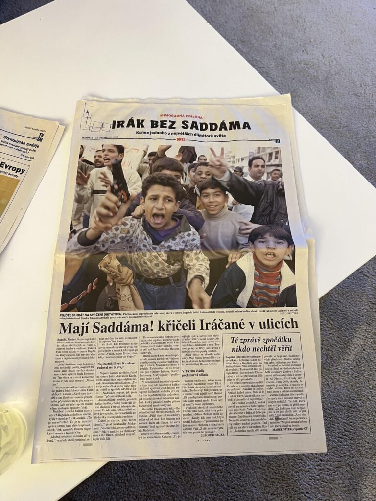 私の母は非常に興味深い新聞を隠していました