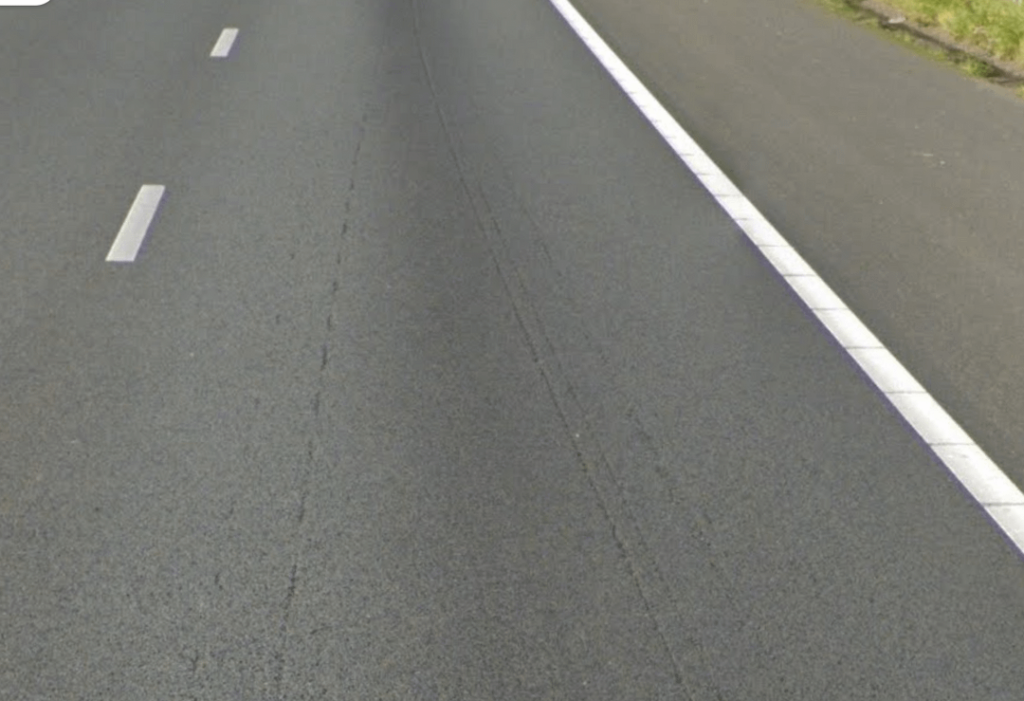 これにより、高速道路の溝が生じます これにより、高速道路の溝が生じます