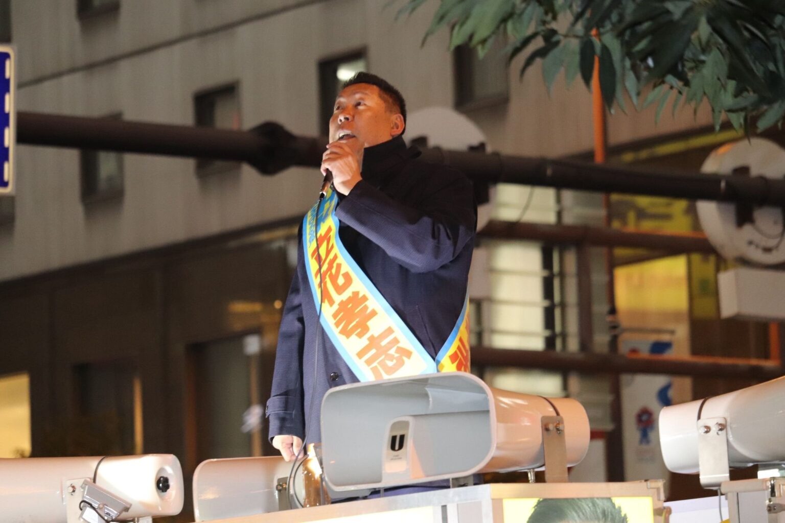 大阪騒然！立花孝志氏が千葉県知事選の選挙活動を梅田で実施 声援と怒号、批判プラカードが交錯 ― 立花氏「大阪のテレビ局はアホな報道ばっかり」