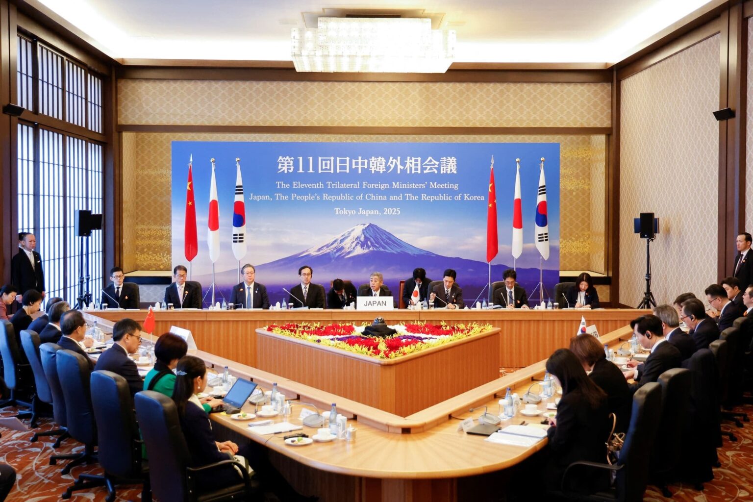 日本、韓国、中国は、トランプが古い同盟を覆すと会う