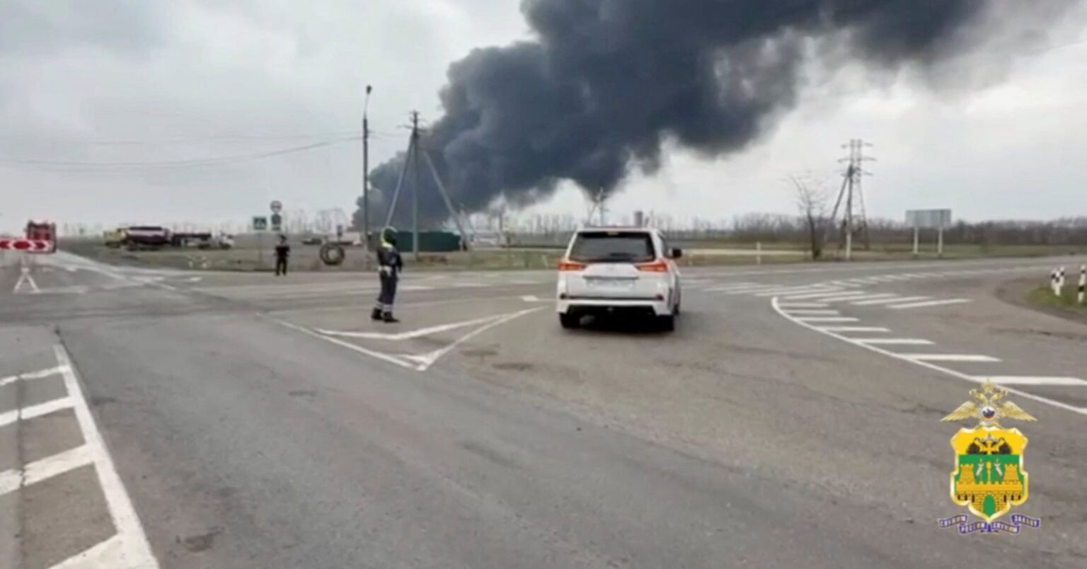 ロシア当局は、石油デポの火と戦うために列車を持ち込みます