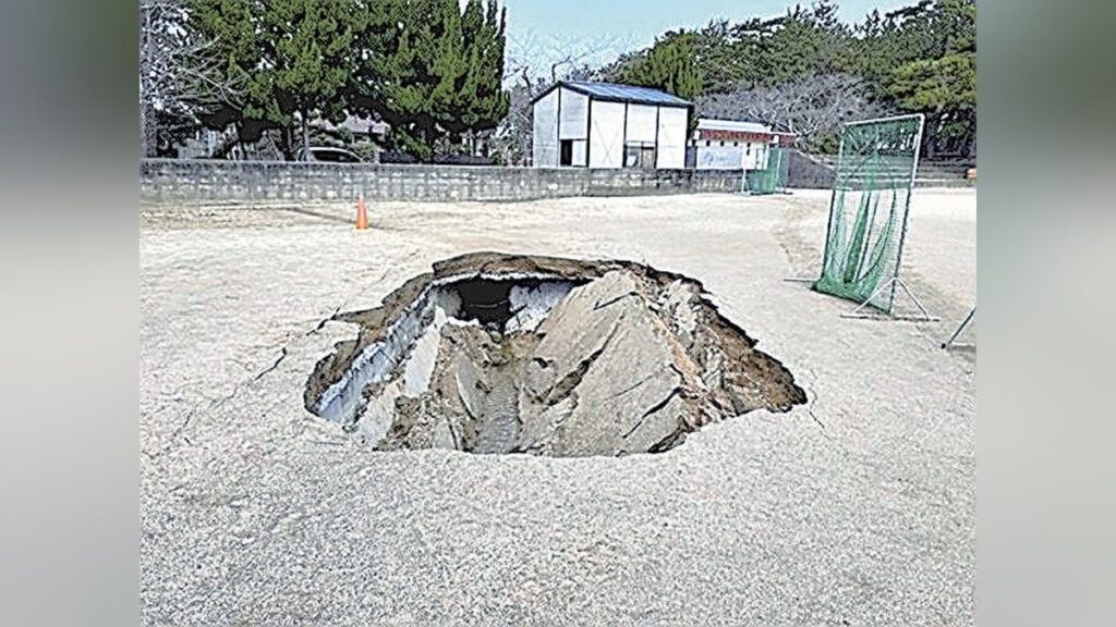 愛媛でグラウンド陥没、長さ８ｍ・幅４ｍ…地下の川を覆っていたコンクリートの蓋が崩れたか