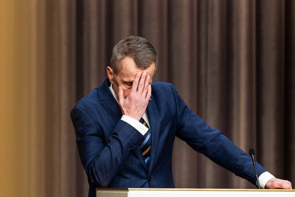 国防大臣に代わっているユルゲン・リグは、NATOの秘密の許可を持っていません