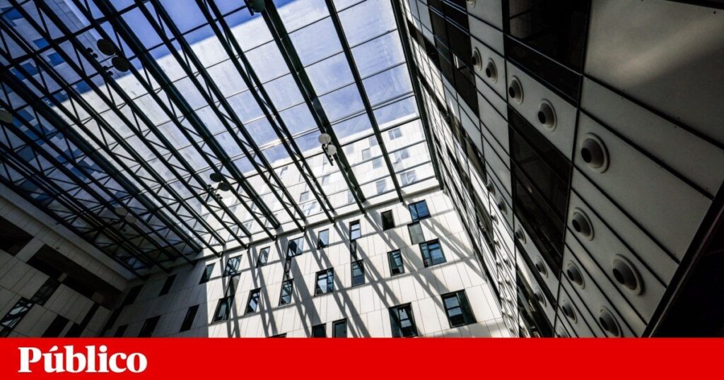 ティーンエイジャーに違反し、ソーシャルネットワークで撮影し、宣伝するという疑いでルーレに拘留された3人の若者