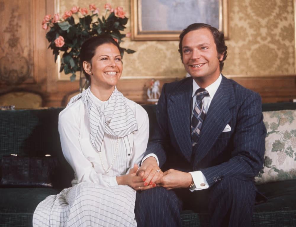 1976年3月12日に、カール16世グスタフとシルビアソマルラスの間の関与が王宮で発表されました。結婚は、同じ年の6月19日に大教会で行われました。