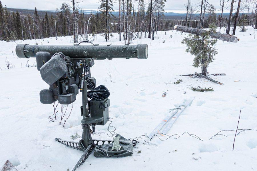 北極圏のフォージ25の下のフィンランドの山にある氷のRBS70