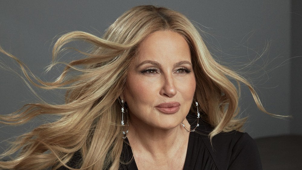 ジェニファー・クーリッジは、キャリアルネッサンスとデートについて63歳で開きます。