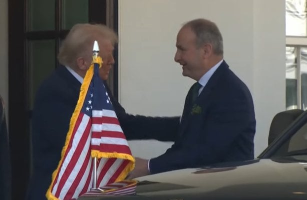 ライブ：タオジーチとトランプはホワイトハウスのミーティングに到着して手を振り回す