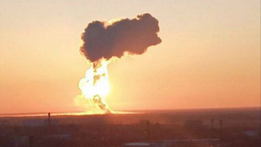 ドローン攻撃ロシアのエンゲルス2空軍基地、弾薬デポはまだ爆発しています