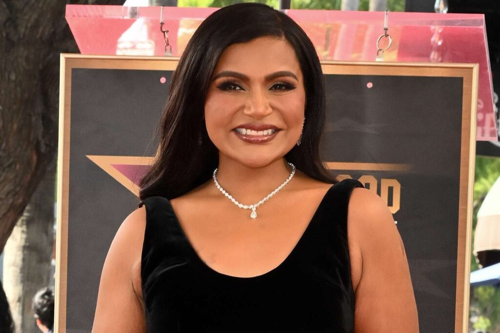 Mindy Kalingは、彼女がハリウッドの「コメディクリークの一部」であると感じたことはないと言い、それが彼女を「je深い」ものにしたことを認めています