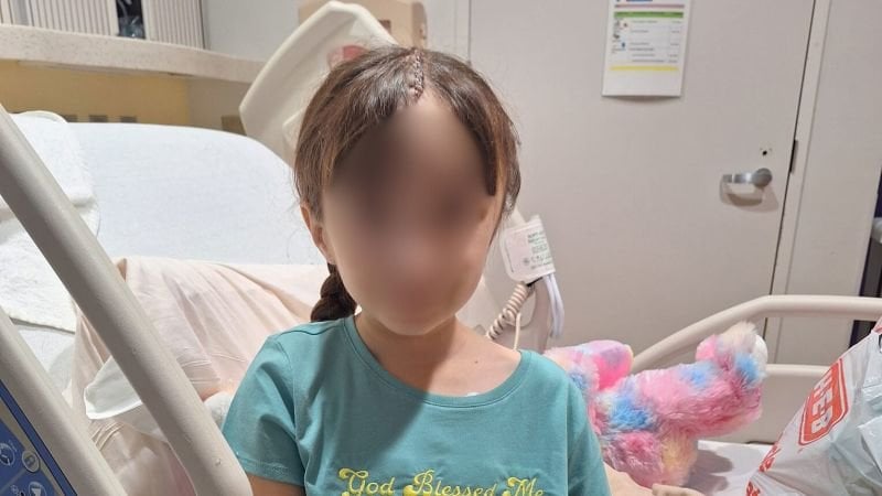 若いアメリカ人の娘のために脳がん治療を求めている間、両親はメキシコに強制送還されました