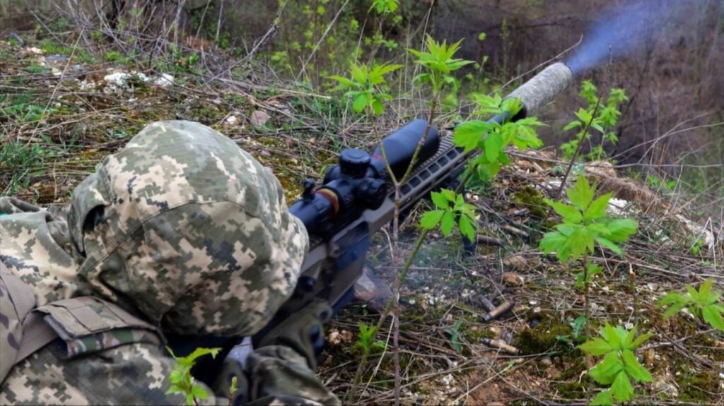 ウクライナ人の狙撃兵が.308口径のライフルでロシアのドローンを撃ち落とす