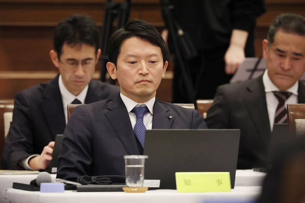 【兵庫・斎藤知事問題】議会に押しかけた大量の“斎藤マダム”百条委の結論は“ノーダメージ”も残る選挙違反の疑い ― 家宅捜索までして“お咎めなし”の可能性かなり低い