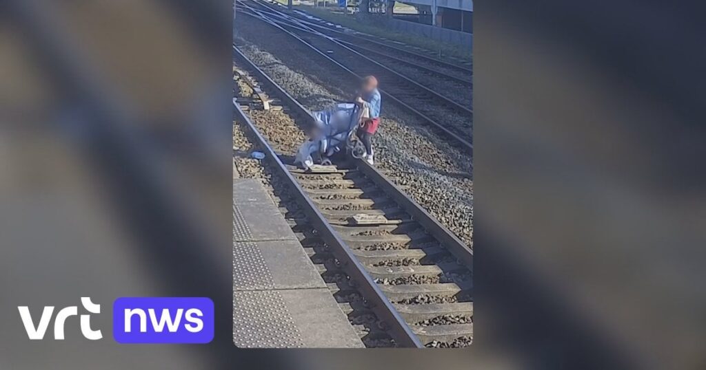 画像は、Sint-Niklaasステーションのバギー交差点で2人の幼い子供を持つ母親を示しています