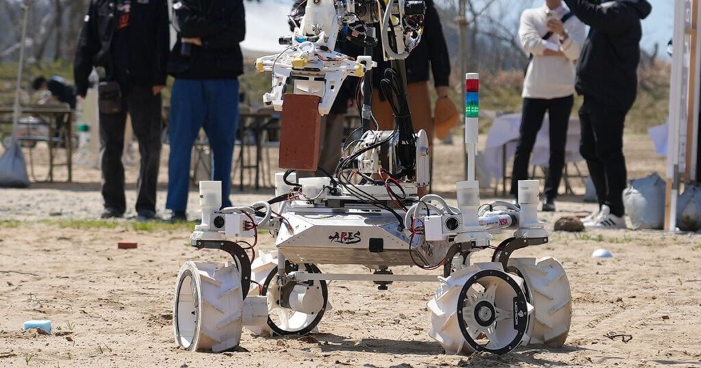 鳥取砂丘の月面実証フィールド「ルナテラス」で、探査車の技術競う大会開催