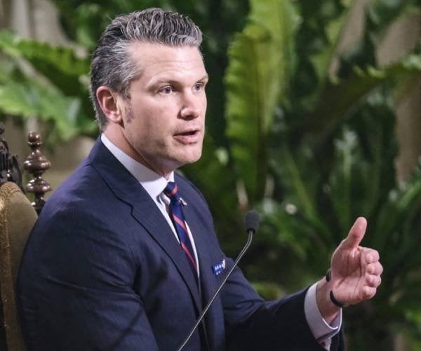 世論調査：有権者の54％は、Hegsethが辞任すべきだと答えています
