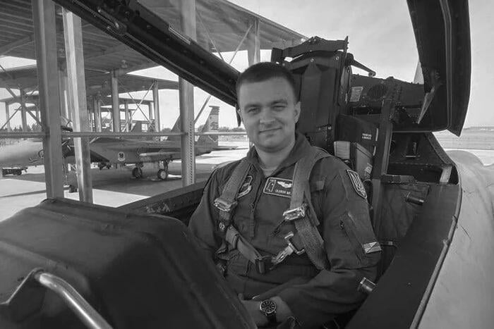 Zelenskyは、F-16パイロットAlexei Mesyにウクライナのヒーローの称号を授与しました。死後。彼はロシアのストライキを撃退している間に8月26日に亡くなりました。彼の最後の戦いで、彼は3つのクルーズミサイルと1つの攻撃UAVを破壊しました。英雄への名誉と永遠の栄光。