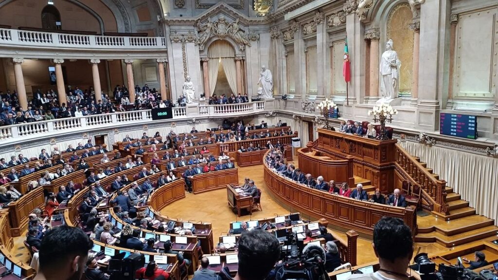 議会は信頼の動議を拒否し、民主同盟の政府を転覆させる