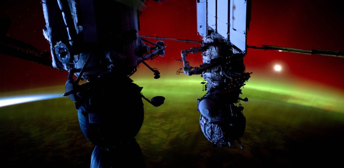 オーロラの中を飛行するＩＳＳ。ペティ氏ら宇宙飛行士も驚き、慌てて撮影したという/Don Pettit/NASA