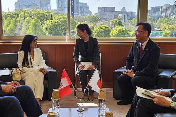【令和7年4月14日】　ペルー共和国　レオン通商観光大臣による国定政務官への表敬訪問 - 国土交通省