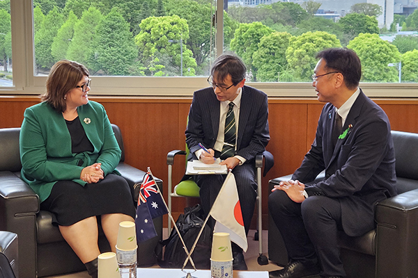 【令和7年4月22日】　南オーストラリア州　ベッティソン観光大臣による国定政務官への表敬訪問 - 国土交通省