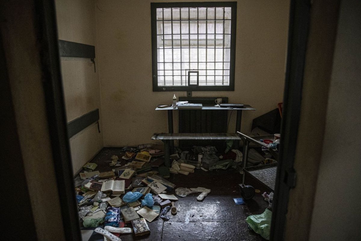 ウクライナ軍の解放後に警察署内で見つかったロシアの拷問センター＝２０２２年１１月/Metin Aktas/Anadolu Agency/Getty Images