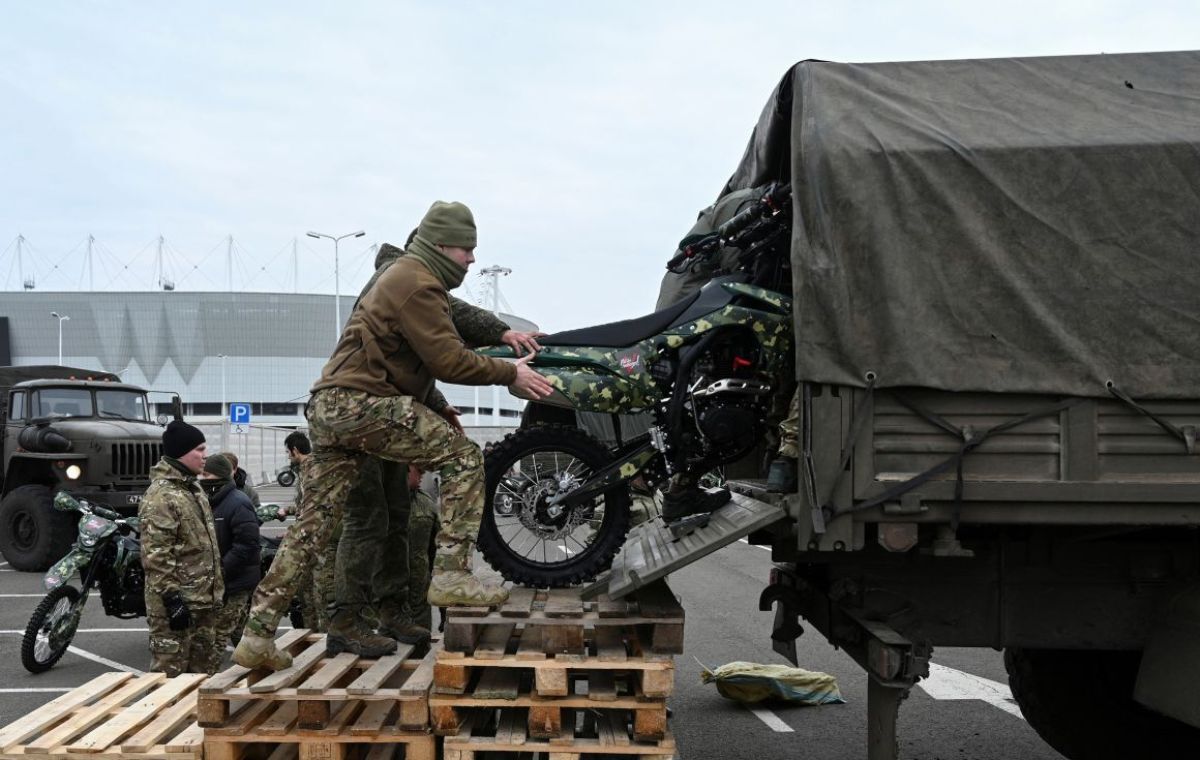 引き渡しの式典でバイクをトラックに積む様子＝２０２４年１１月、ロシア・ロストフナドヌー/Sergey Pivovarov/Reuters