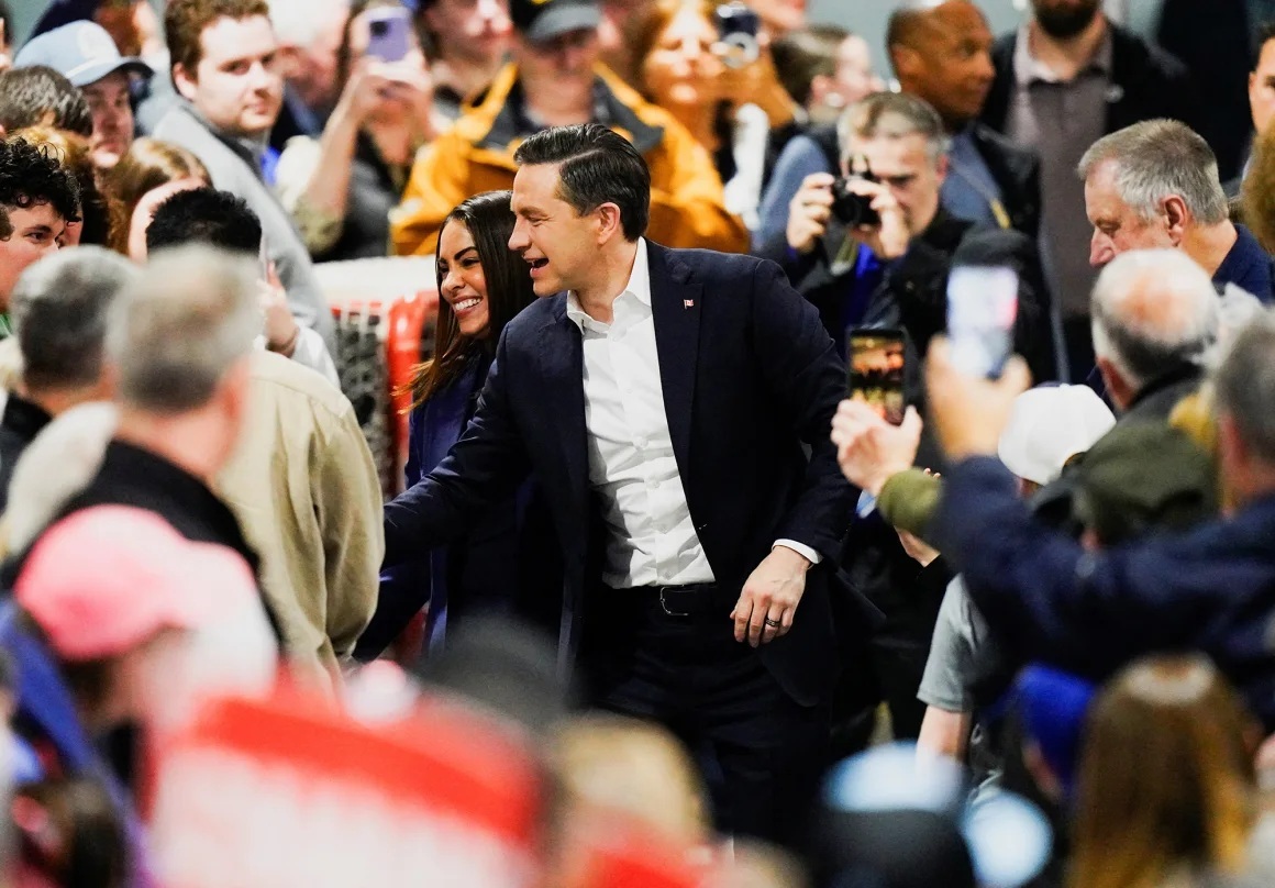 支持者を迎える野党・保守党のピエール・ポワリエーブル党首＝２３日、カナダ・ノバスコシア州/John Morris/Reuters