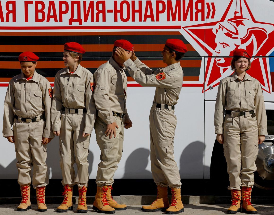 ロシア占領下のドネツクで行われた青年の入隊式＝２０２４年９月/Alexander Ermochenko/Reuters