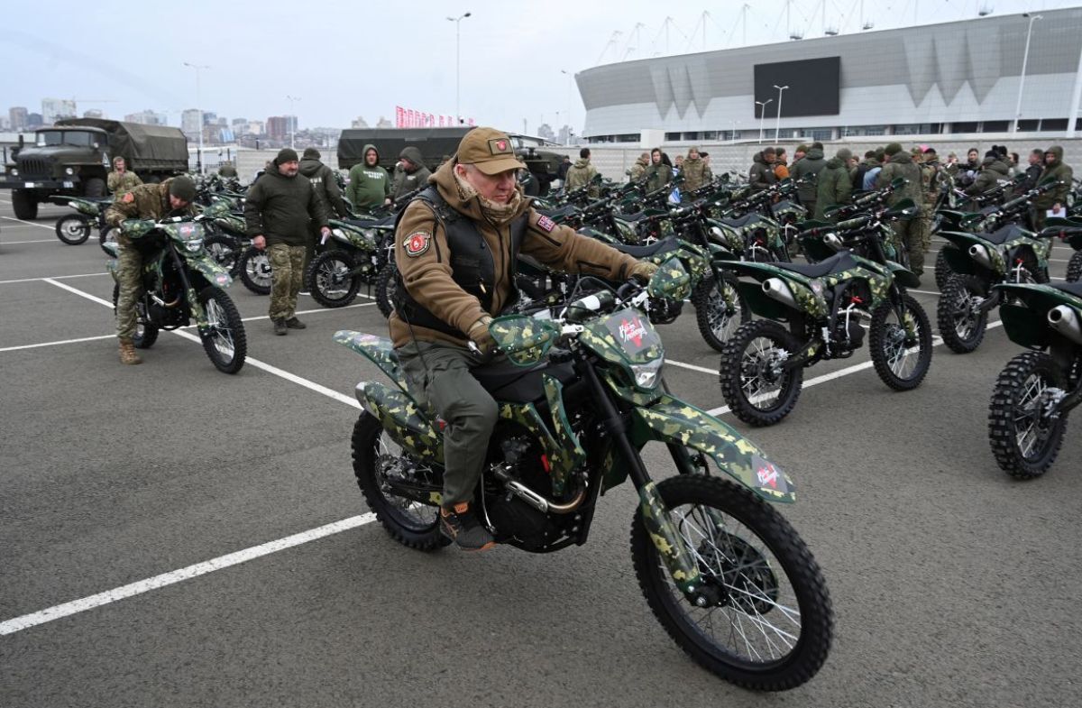 バイクにまたがる引き渡し式典の参加者＝２０２４年１１月、ロシア・ロストフナドヌー/Sergey Pivovarov/Reuters