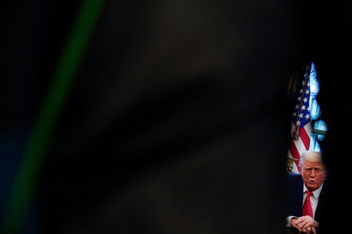 大統領執務室で大統領令に署名するトランプ米大統領/Nathan Howard/Reuters