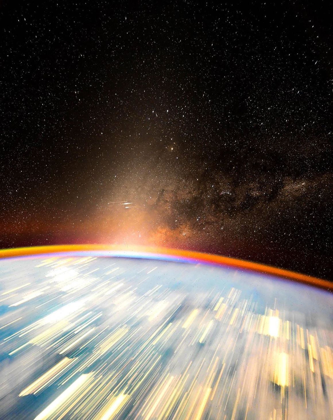 天の川や黄道光、「スターリンク」の衛星、光の点のような星などさまざまなものが写りこんでいる/ Don Pettit/NASA