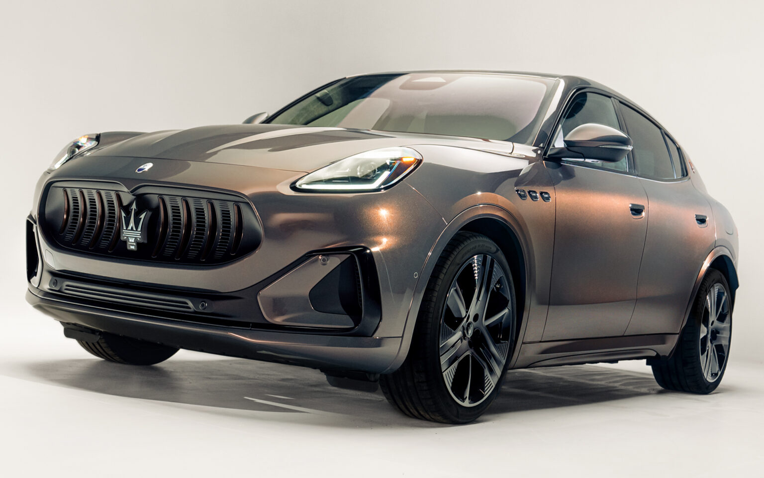 マセラティ、世界に1台の「グレカーレ“ジョルジェッティ”エディション」 イタリアを代表する家具ブランドとコラボ - Car Watch