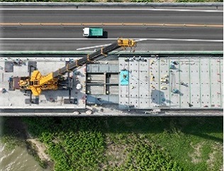 【新しい床版設置状況】の写真