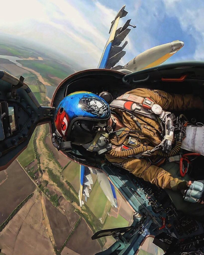 Sukhoi Su -25 'Frogfoot' Close Air Support（CAS）と地上攻撃ジェット - ウクライナ空軍の地上攻撃ジェットは、東部の最前線にフランスのAasmガイド付き爆弾をドロップした後、銀行を離れて銀行を離れます。