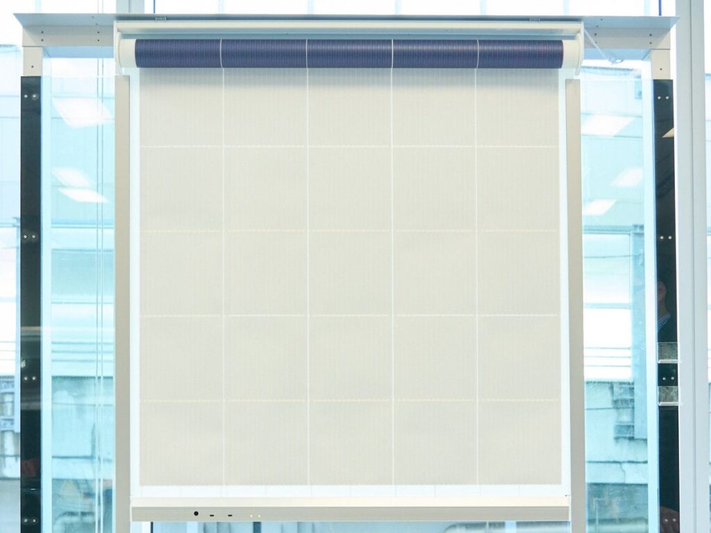 世界初ロールスクリーン太陽光発電、電気工事なしで室内に LIXIL