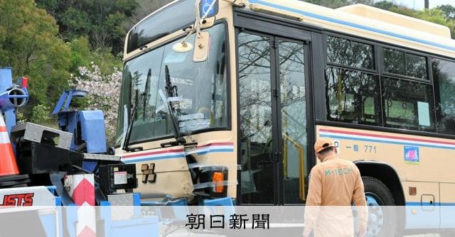 路線バスが街路樹に衝突、乗客ら9人けが 運転手「考え事していた」 兵庫県西宮市