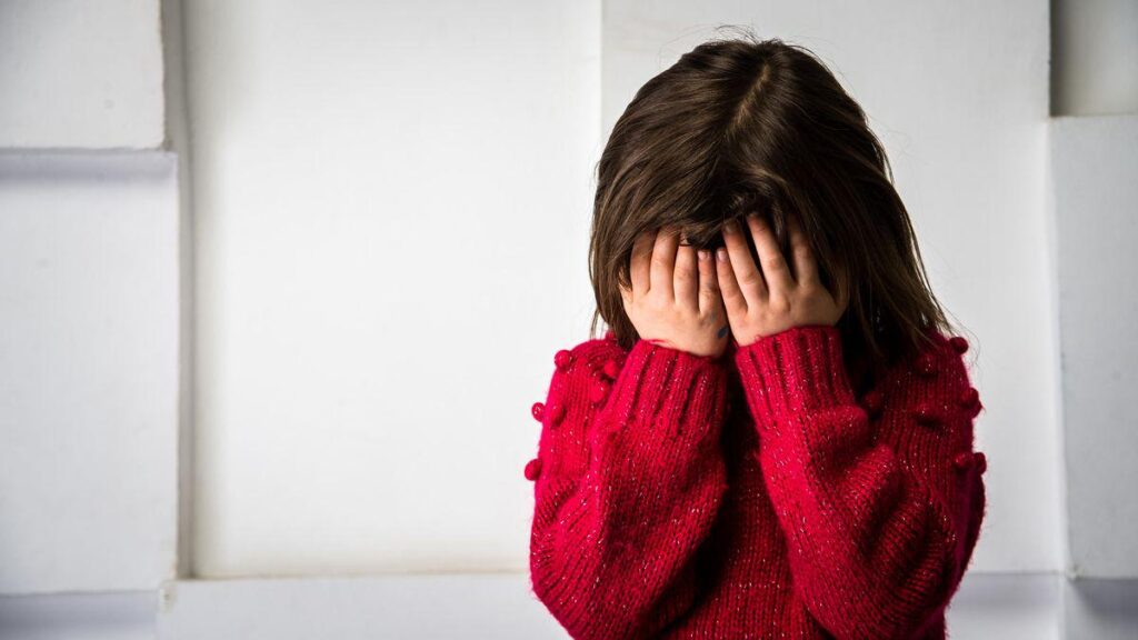 beatられたランダムな子供のために、何が起こったのかについて嘘をついてください、500 CZKは罰金です。