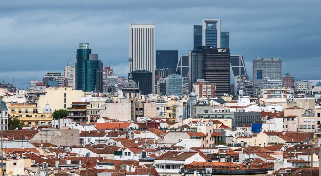 スペインとポルトガルで大規模停電、電力需給の急変動が原因 - Bloomberg