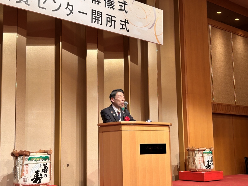 あいさつする知事