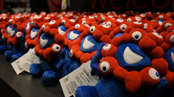 万博公式ストアは“ミャクミャクまみれ”！数々の人気キャラをコラボで吸収し、自身はカラバリ展開で存在感を放つ - inside-games.jp